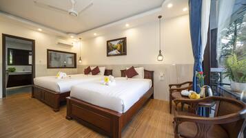 Deluxe Triple Room | Minibar, desk, soundproofing, iron/ironing board