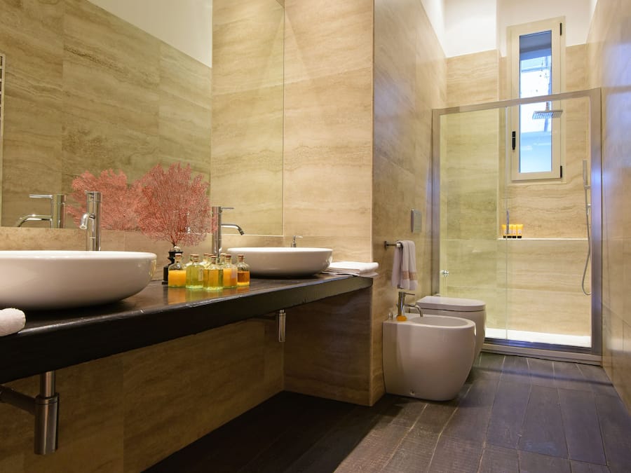 Departamento presidencial, 2 habitaciones, vista a la ciudad, torre | Baño | Amenidades de baño gratuitas, secadora de cabello, batas, pantuflas