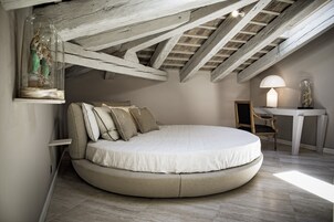 Ropa de cama de alta calidad y caja de seguridad en la habitación 