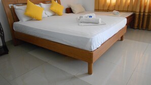 Minibar, caja de seguridad en la habitación y escritorio 
