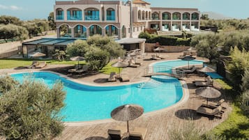 Outdoor pool, an infinity pool, pool umbrellas, pool loungers