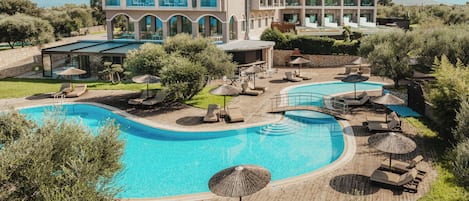 Ulkouima-allas, ääretön uima-allas, aurinkovarjoja, aurinkotuoleja