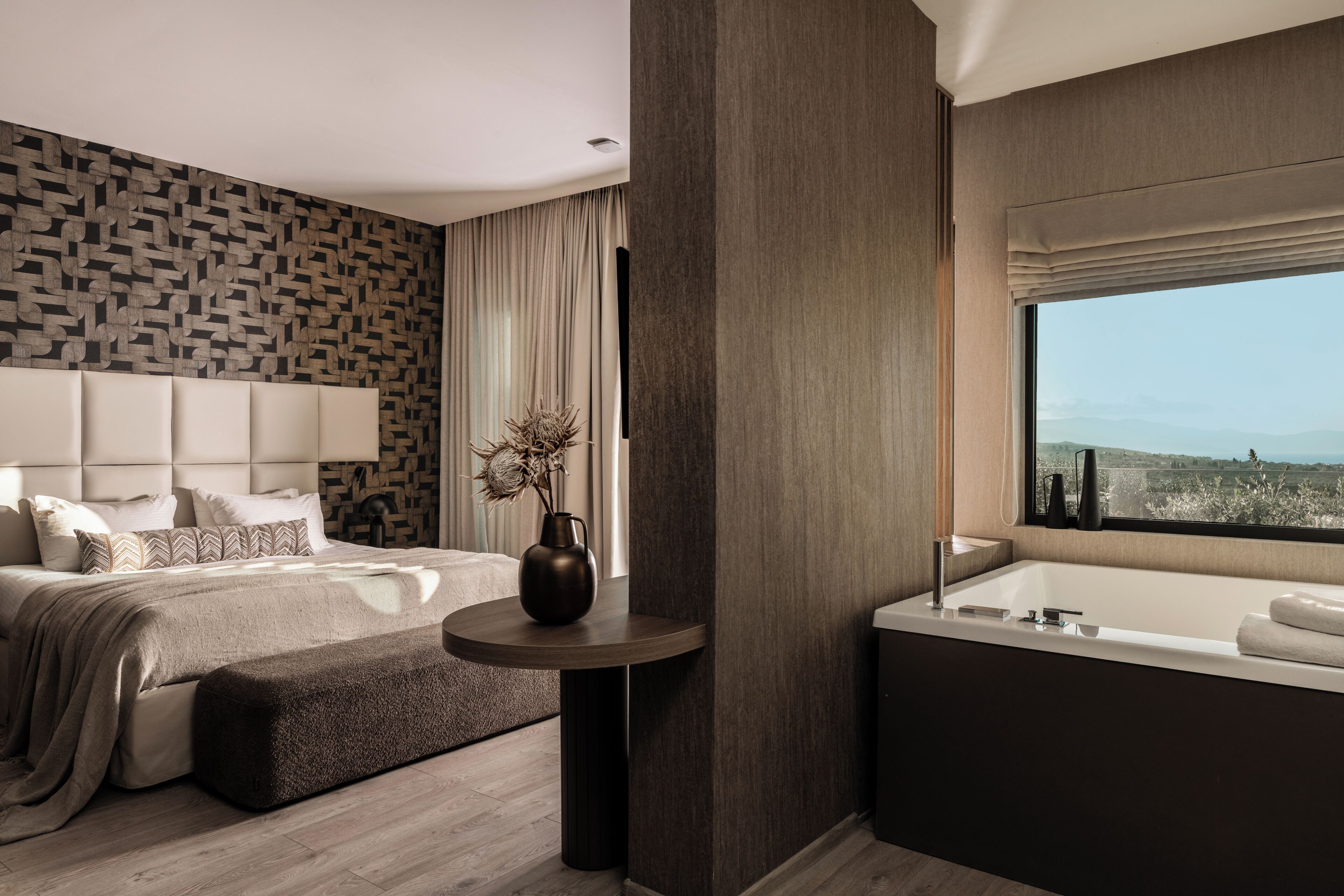 Executive Suite Sunset View | ห้องน้ำ | อ่างอาบน้ำแบบหัวเจ็ต, ฝักบัวนวดด้วยพลังน้ำ, ของใช้ในห้องน้ำระดับพรีเมียม
