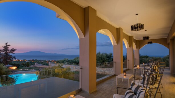 Una terraza con piscina, mobiliario exterior y vistas al paisaje.