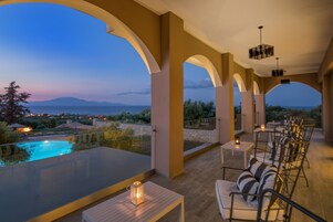 2 μπαρ/lounge, μπαρ δίπλα στην πισίνα