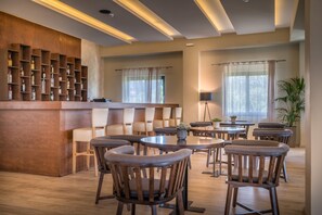 Un espace bar moderne avec des étagères en bois et des sièges.