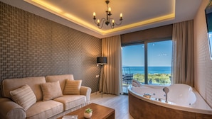 Una sala moderna con sofá, mesa de centro y una bañera grande.