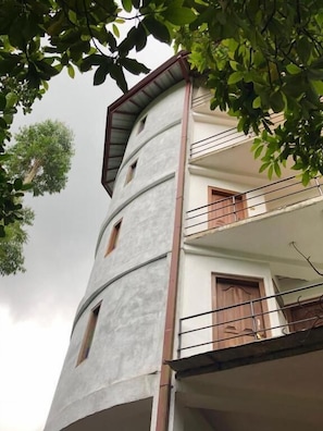 Building design - White House Adam's Peak (Nallathanniya)