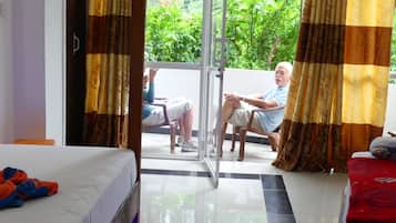 Deluxe Room, 1 Bedroom, Smoking, Mountain View | 1 bilik tidur, meja, kalis bunyi, Wi-fi percuma