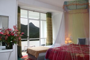 Deluxe driepersoonskamer, 1 slaapkamer, uitzicht op bergen | Uitzicht op de bergen