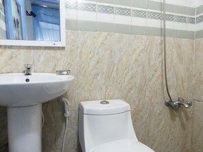 Camera doppia | Bagno | Doccia, set di cortesia gratuito, asciugamani