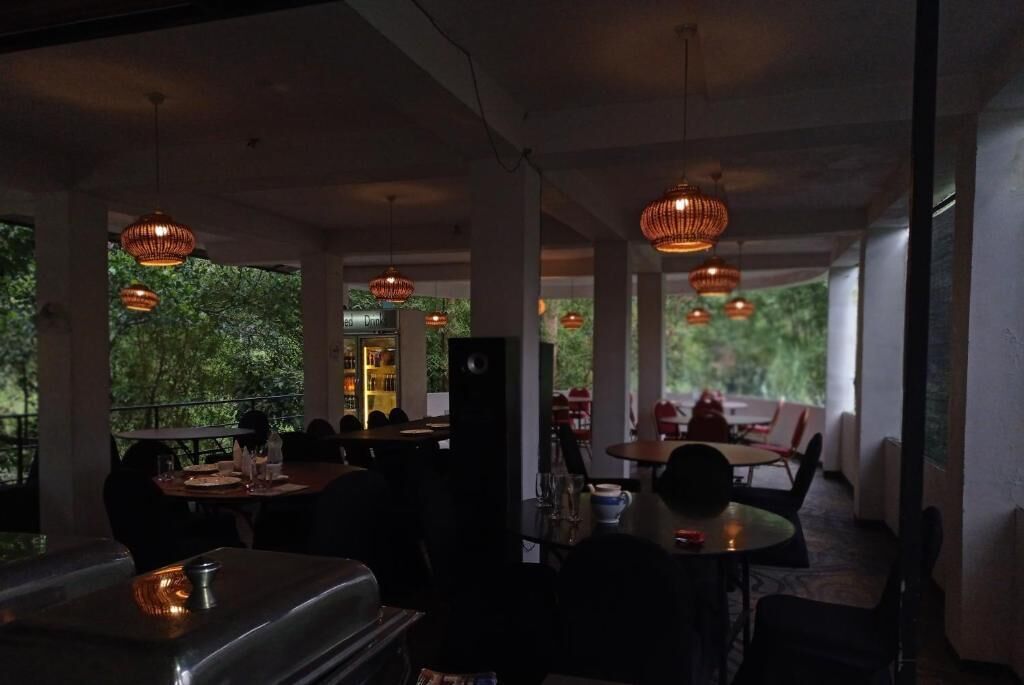 Aamiainen ja lounas; kansainvälinen keittiö, näkymät uima-altaalle 