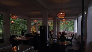 Aamiainen ja lounas; kansainvälinen keittiö, näkymät uima-altaalle