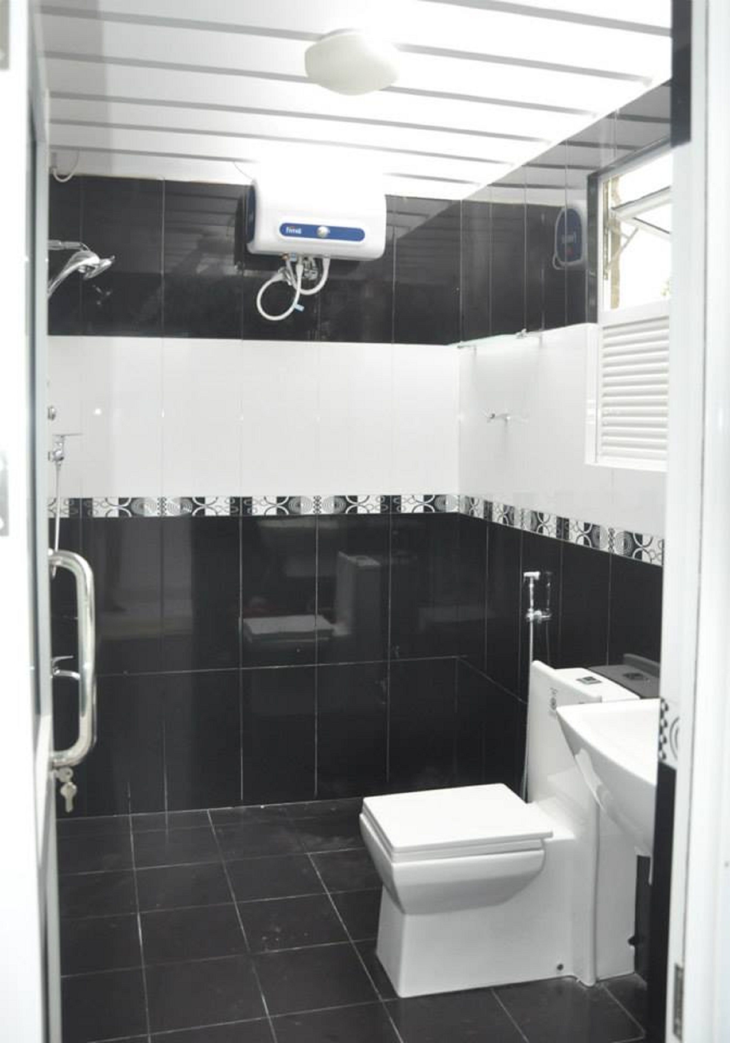 Shower, free toiletries, towels