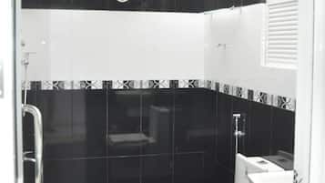 Douche, articles de toilette gratuits, serviettes fournies