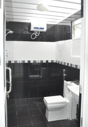 Shower, free toiletries, towels - City Resort (Anuradhapura)