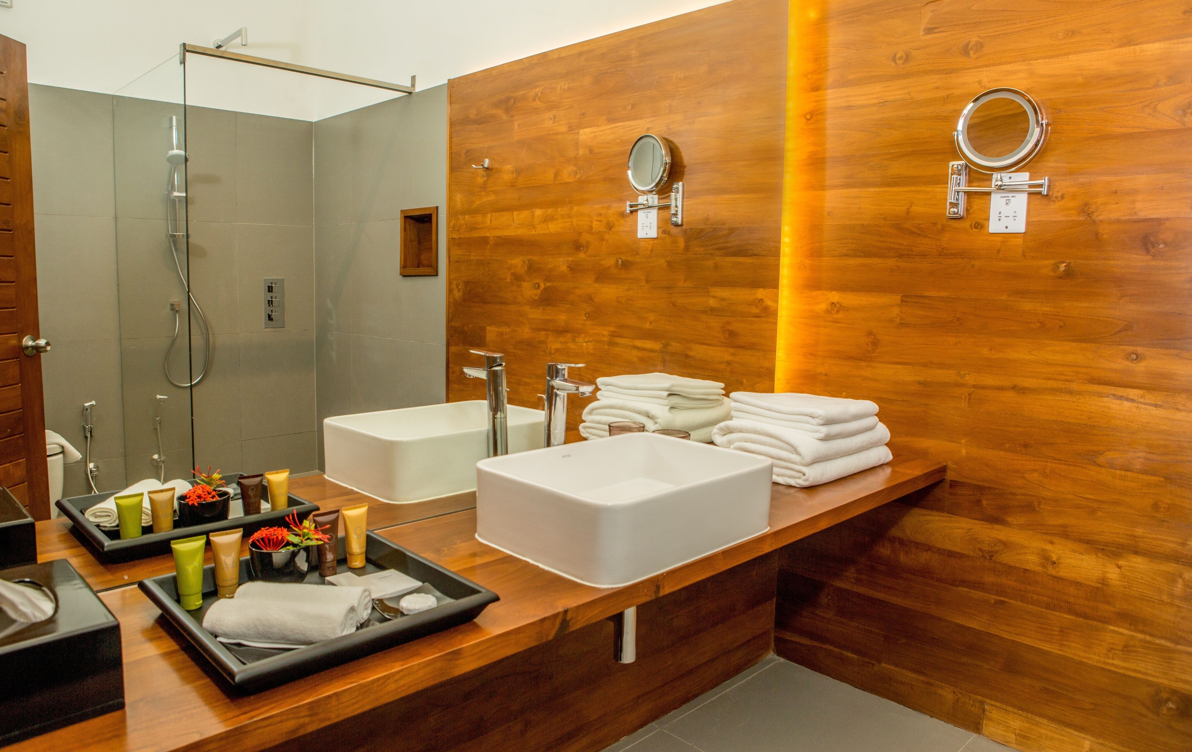 superior room, 1 double bed | bathroom | shower, rainfall showerhead, free toiletries, towels