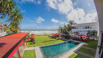 Piscina a l'aire lliure, cabanes gratuïtes i para-sols