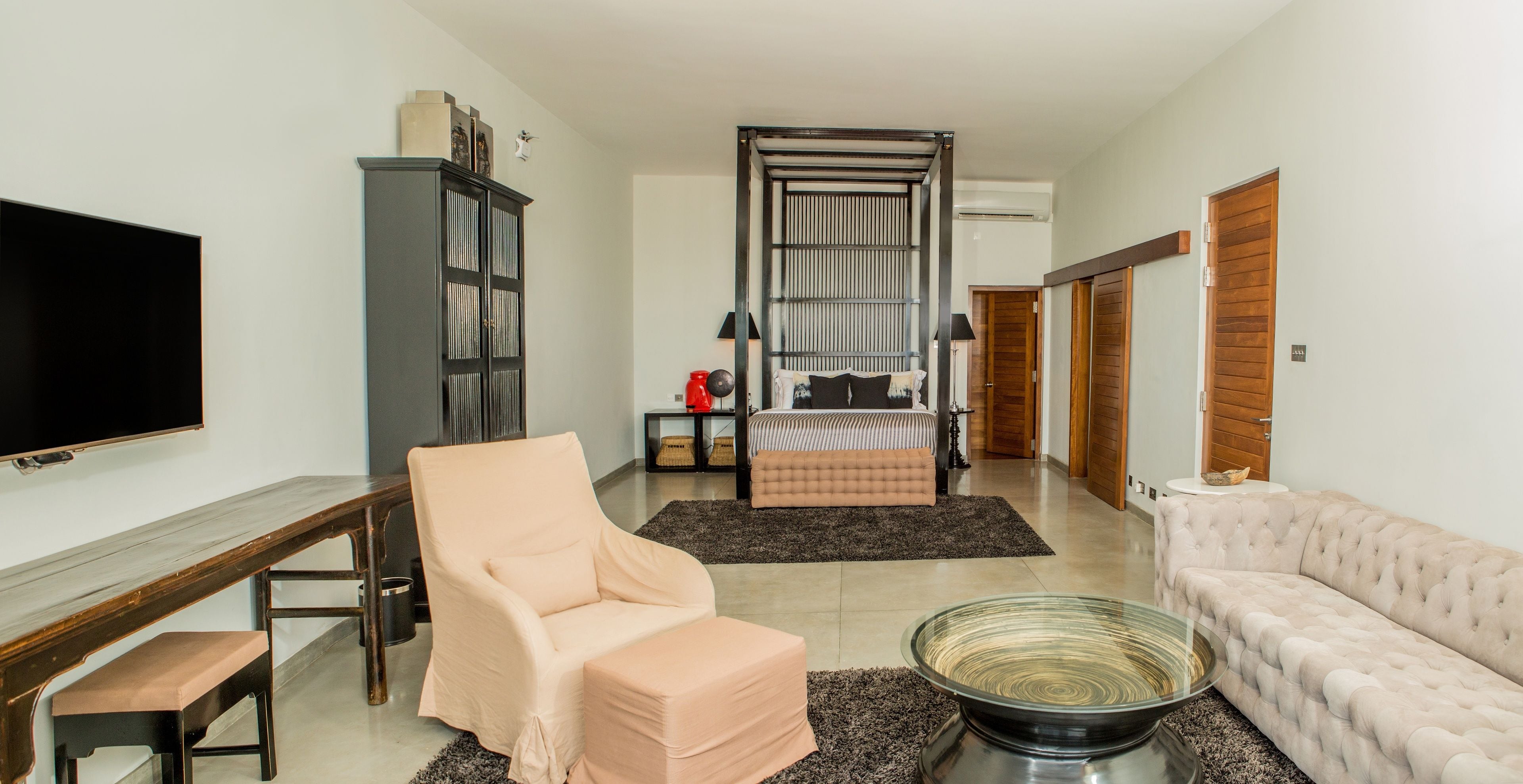 executive suite,1king bed, ocean view | living area | led tv