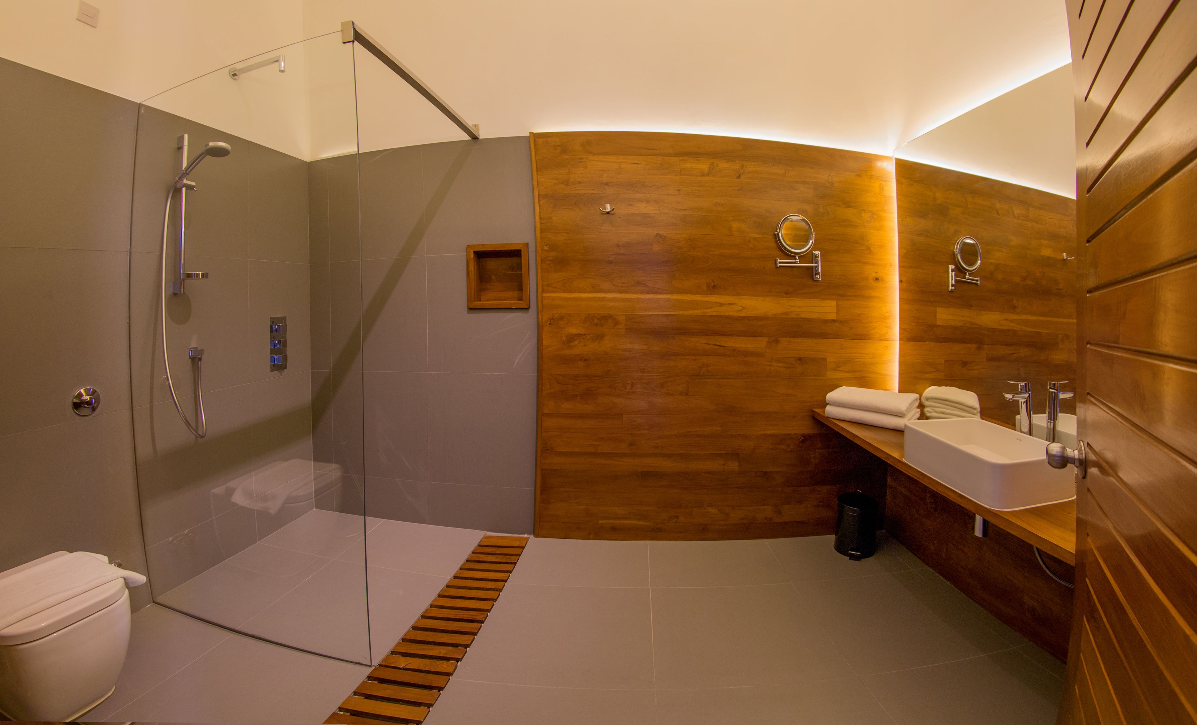 deluxe room, 1 double bed, ocean view | bathroom | shower, rainfall showerhead, free toiletries, towels