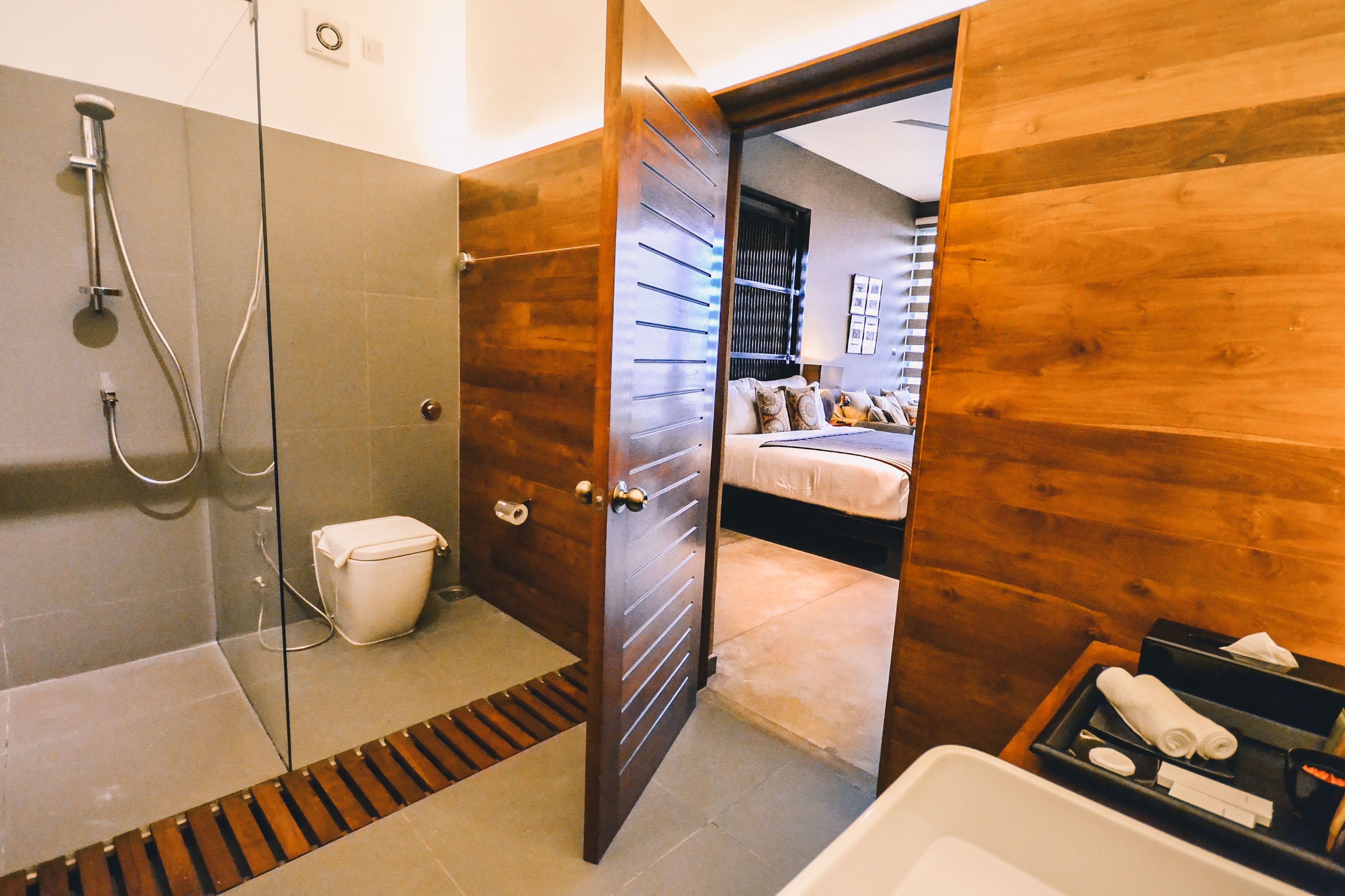 deluxe room, 1 double bed, ocean view | bathroom | shower, rainfall showerhead, free toiletries, towels