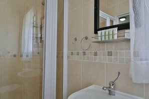 IDube Business Studio | Kamar mandi | Shower, perlengkapan mandi gratis,  dan handuk