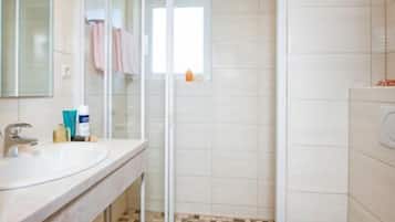 Doppelzimmer, Balkon, Bergblick | Badezimmer | Kostenlose Toilettenartikel, Handtücher
