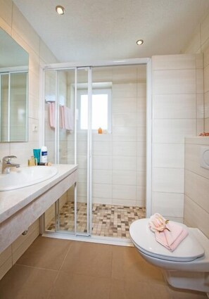 Chambre double, balcon, vue sur la montagne | Salle de bain | Articles de toilette (gratuits), serviettes fournies