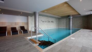 Indoor pool, pool loungers