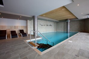 Piscine intérieure, chaises longues