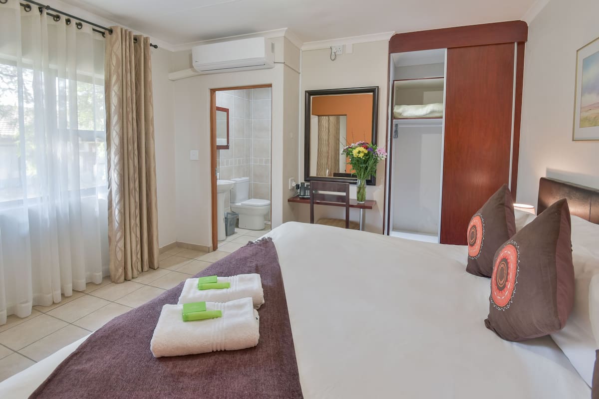 Suite | Desk, free WiFi, bed sheets