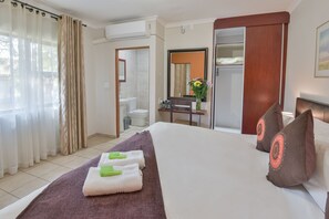 Suite | Desk, free WiFi, bed sheets - The Venue Country Hotel & Spa (Muldersdrift)
