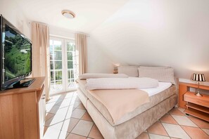 家庭房 | 客房内保险箱、办公桌、免费 WiFi、床单