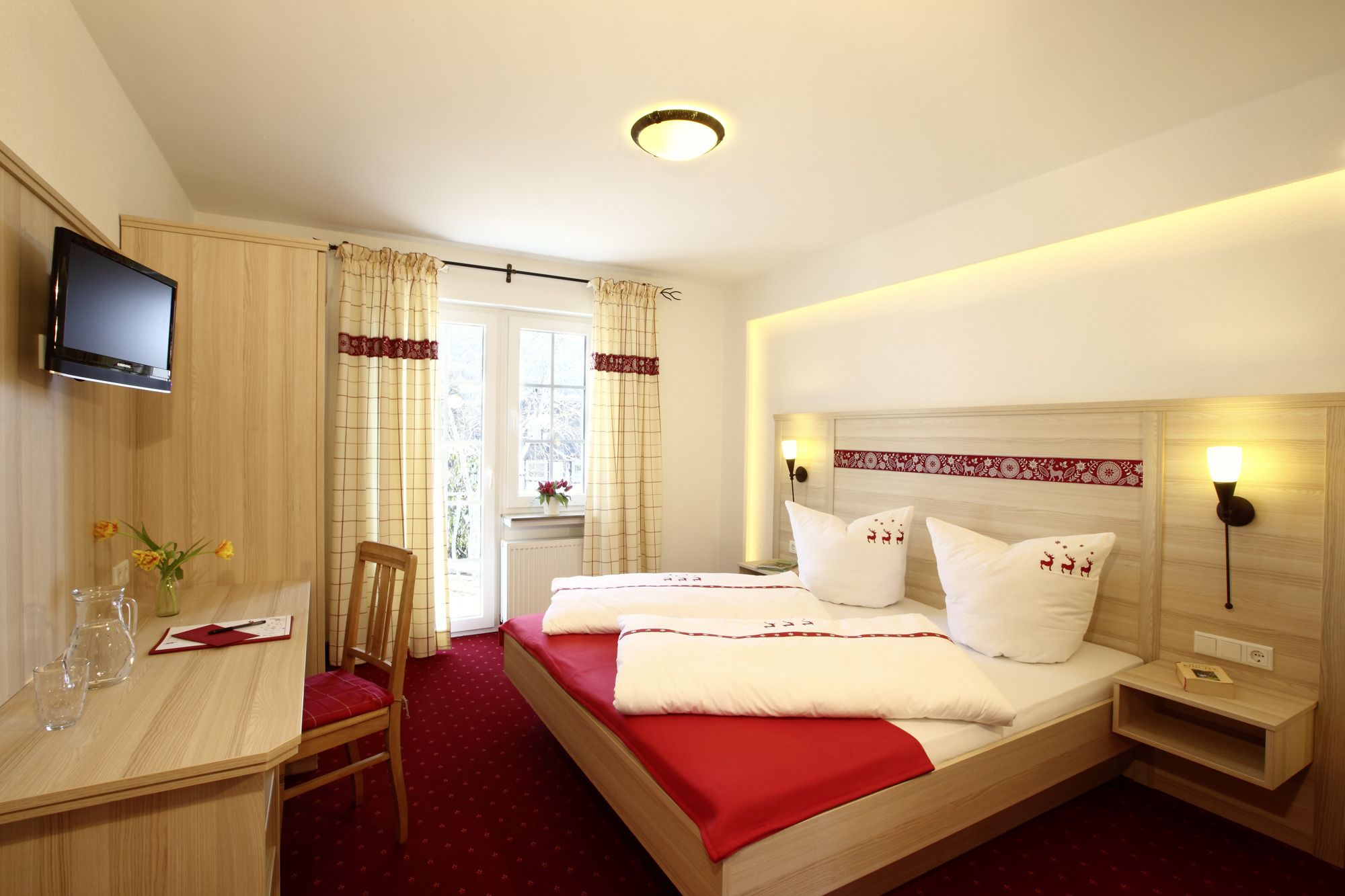 double room *small but nice* | 1 bedroom, in-room safe, desk, free wifi