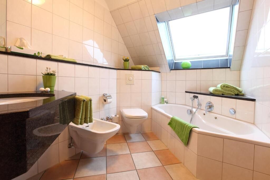 shower, free toiletries, towels