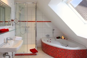 Regadera, amenidades de baño gratuitas, toallas 