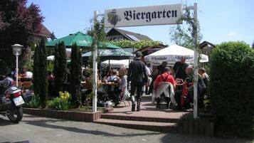 Ein Sitzbereich im Freien mit einem Schild, auf dem 'Vieregarten' steht.