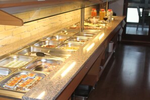 Petit déjeuner buffet servi tous les jours en supplément