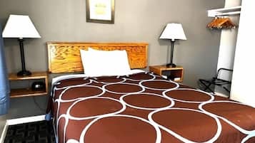 Escritorio, tabla de planchar con plancha, camas supletorias