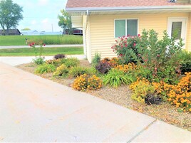 Una casa residencial con un jardín bien cuidado que presenta diversas plantas y flores.