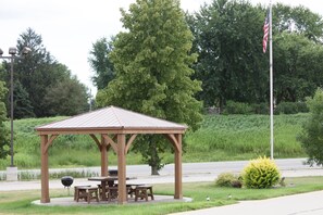 BBQ/picnic area - Hawkeye Motel (Washington)