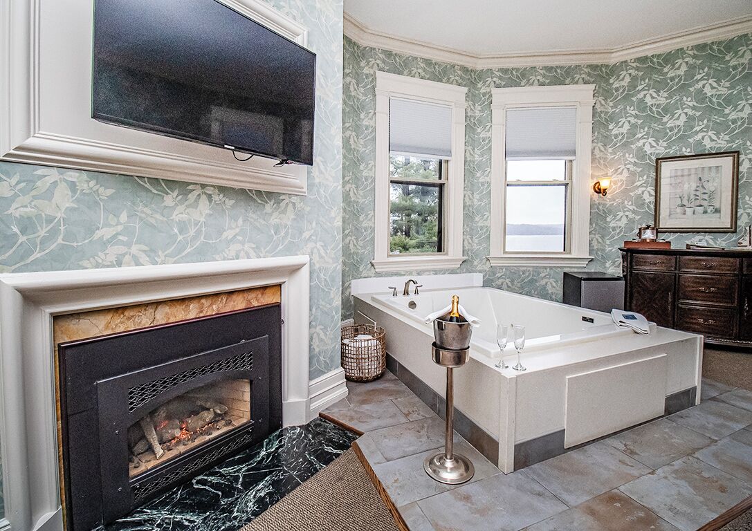 deluxe room | desk, iron/ironing board, free wifi