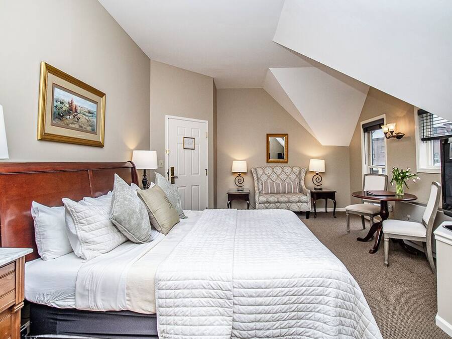 Standard King, 1 King Bed | Desk, iron/ironing board, free WiFi