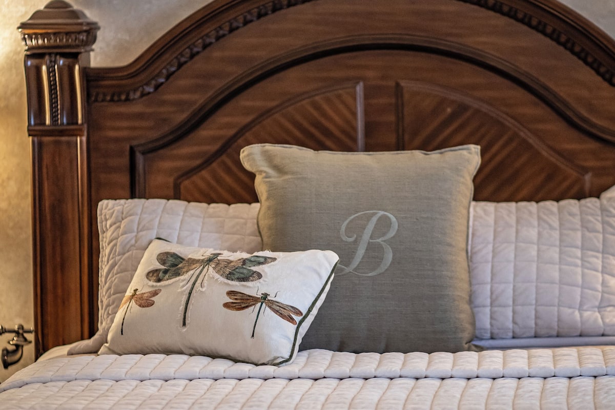 Standard Queen, 1 Queen Bed | Desk, iron/ironing board, free WiFi