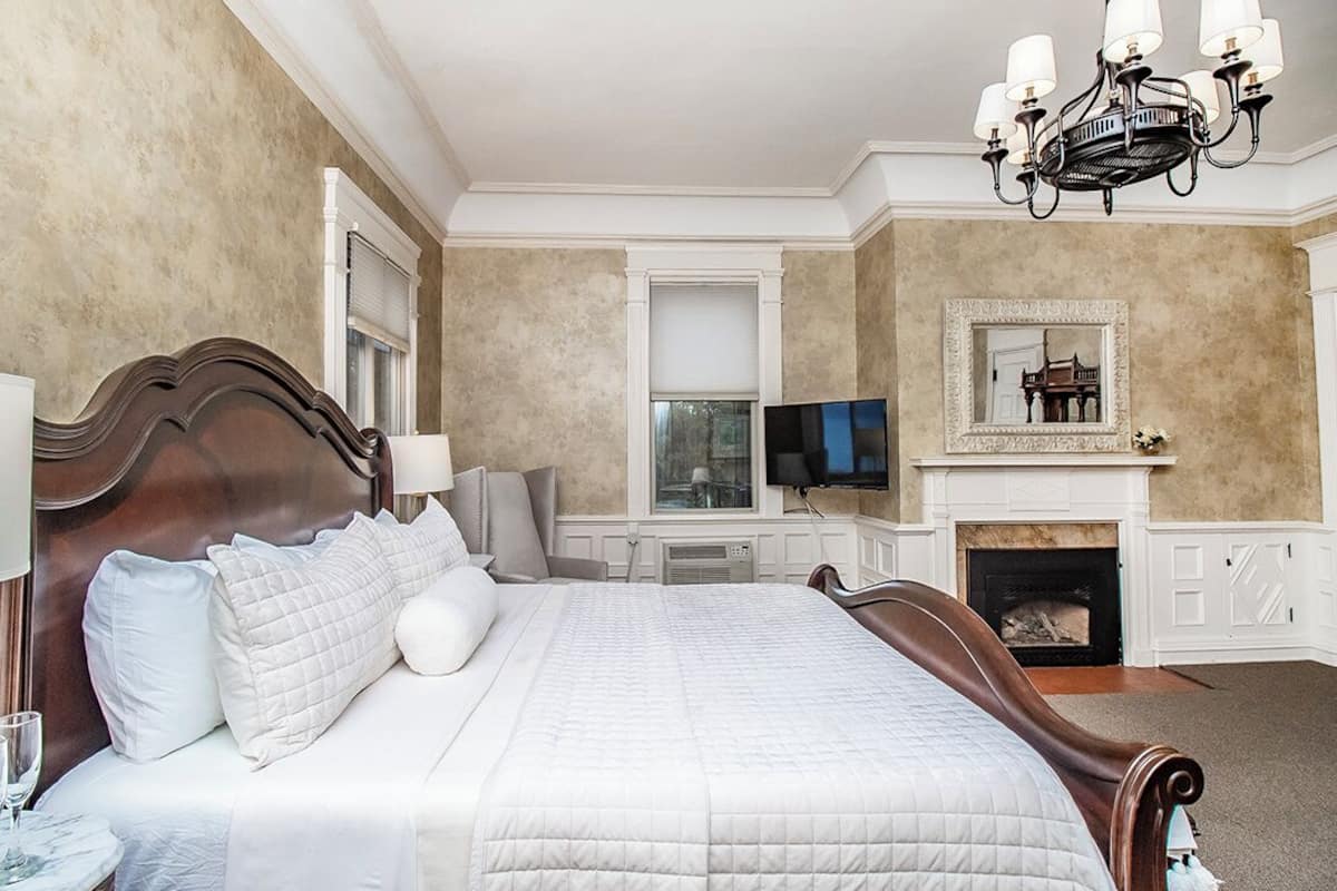 Lake View King, 1 King Bed | Desk, iron/ironing board, free WiFi