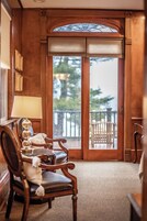 Quarto com design assinado, 1 cama King | Escrivaninha, ferros/tábuas de passar roupa, Wi-Fi de cortesia