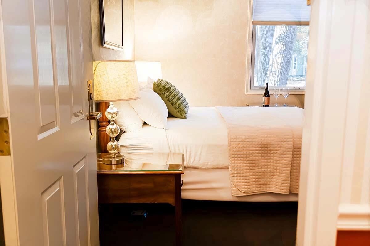 standard queen, 1 queen bed | desk, iron/ironing board, free wifi