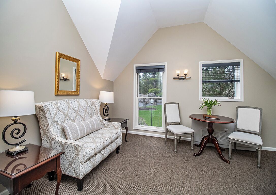 standard king, 1 king bed | living area | flat-screen tv