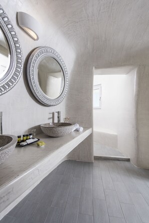 Minibar, caja de seguridad en la habitación y decoración personalizada 