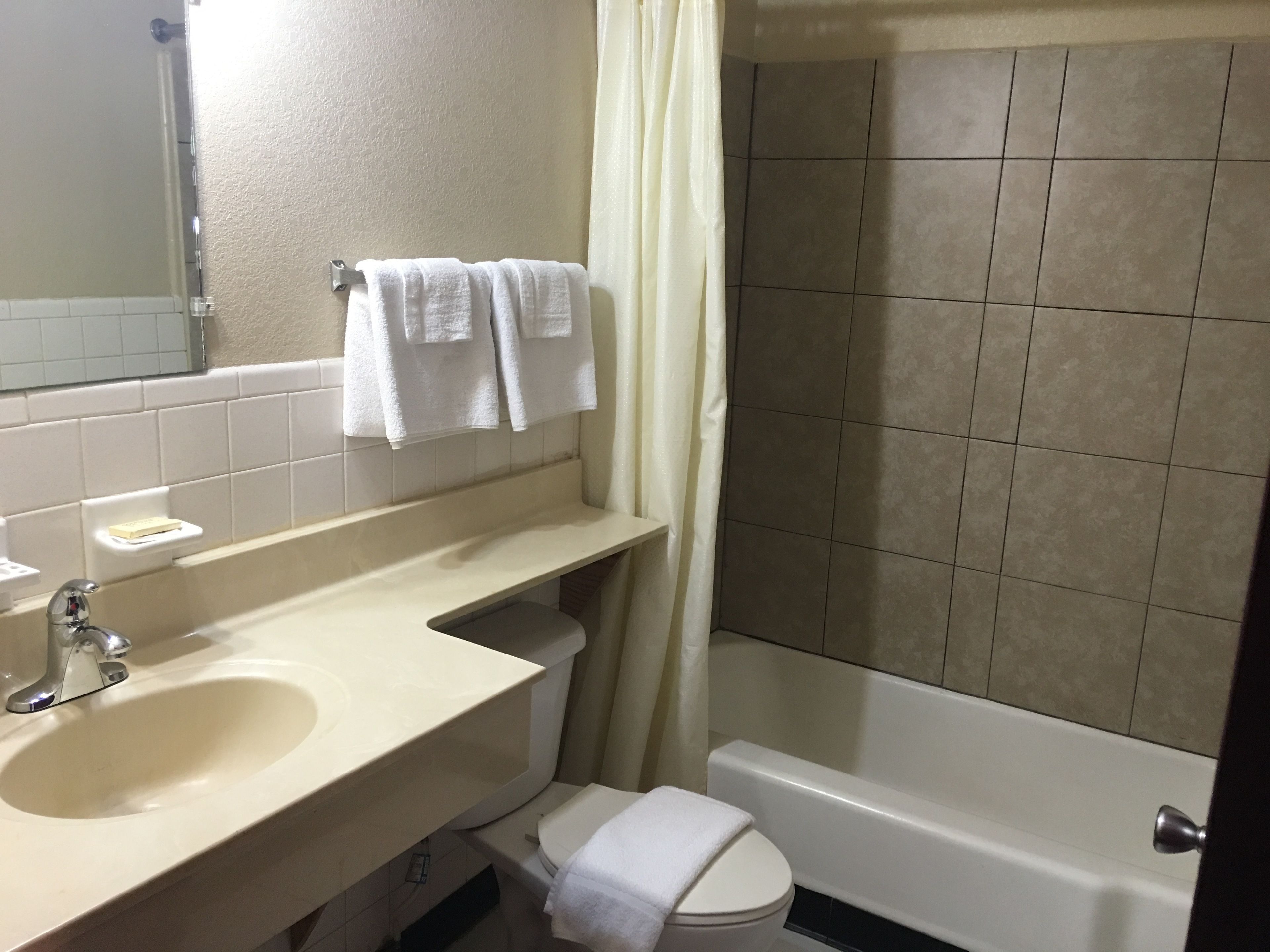 Zimmer | Badezimmer | Badewanne, kostenlose Toilettenartikel, Handtücher